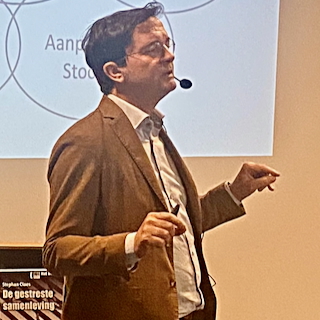 Stephan Claes in het Veltershof tijdens de lezing - Foto Stefaan Huysentruyt